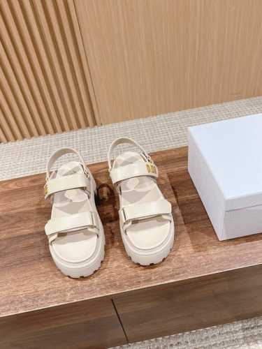 皮面 # 迪奥新款厚底魔术贴凉鞋 超耐看超百搭款 上脚非常舒适 超好穿 原版d五金扣 开模tpu大底 Size：35-39 40 41定做不退换