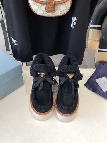 出厂价 Prada 普拉达24秋冬新款△三角标厚底靴 系带雪地靴 双色擦色牛绒真羊羔毛 真皮沿条 双色tpu大底 Size：35-39 40 41定做不退换