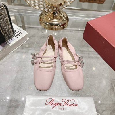 出厂 顶级版本 Roger Vivier 224 罗杰维维亚rv春夏新款双带折皱钻扣玛丽珍单鞋跳舞鞋芭蕾舞鞋，亮面漆皮搭配钻扣，一眼被惊艳到仙女们确定不拿下这款