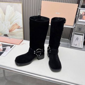 官网同步miumiu缪缪 高版本原版定制fw24 西部 美拉德风 复古 机车 马丁靴 系带 做旧 骑士靴 短靴 长靴 这款简约的皮革短靴设计精致，结合鞋面孔眼设