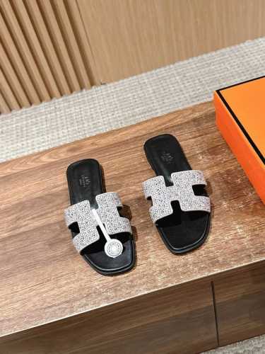 钻面 #爱马仕经典款H拖鞋 时尚简约风拖鞋小牛皮材质 经典“H'”镂空鞋面 女人的点睛单品！经典万能拖 度假穿搭不能少它，日常搭配短裙长裙短裤长裤都很好看 夏天