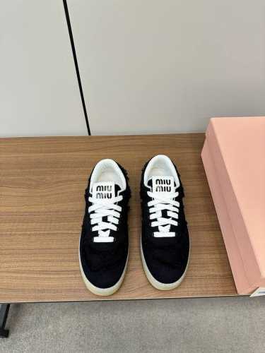 Miumiu 24新款乞丐休闲鞋 Miu Miu 缪缪大秀上爆出的这双流苏乞丐球鞋 后全球各大代购官网火爆上市. 仿旧复古破碎的毛边很随意不羁又能体现单宁美感，