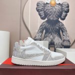 出厂:情侣 独家顶级版本 Air Jordan耐克联名25vs春夏最新王炸爆款系列 情侣烫钻拼色休闲鞋 唯独一款牛皮拼色的高帮鞋，耐克乔一情侣毛鞋让鞋迷大开眼界