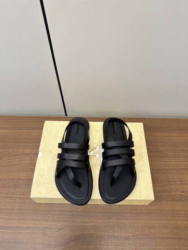 the Row 真皮极简百搭平底罗马凉鞋 P270 鞋脚真的是史上我穿过最最舒服的款式太柔软啦！磨脚星人一定要收了它 有一丢高级又简约的感觉其实除了好看以外它的