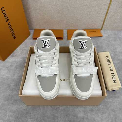 L家新品 Trainer 魔术贴系列运动鞋 官方售价 Rmb 41,100 本款l*V Trainer 运动鞋以正绒面和粒面牛皮革重绎virg*L Abloh