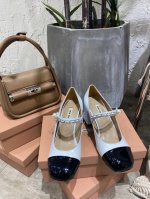 批发直销 女鞋工厂 Miu Miu 链条珍珠扣单品全新超美水钻钻花装饰搭配 时尚淑女气质十足 鞋面:进口牛漆皮，进口羊皮跟高:7cm意大利进口牛皮大底 标准码: