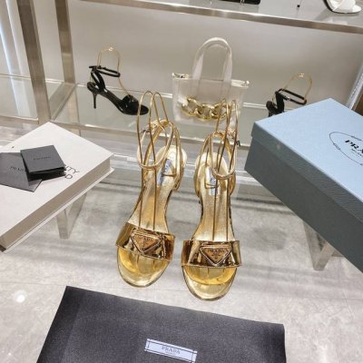 Ins火爆款 Prada 普拉达 Ss早春新品party系列这款高跟凉鞋秉承现代设计理念，绽现精致魅力。织物的新雅色彩平添明鲜格调。标志性三角形徽标彰显品牌特色