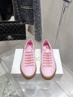 Therow 2025春夏 极简主义帆布鞋低帮休闲鞋 这款低帮运动鞋是打造极简主义休闲夏日衣橱的理想穿搭之选，采用帆布鞋面和同色系橡胶鞋底设计，优雅中不乏简约风