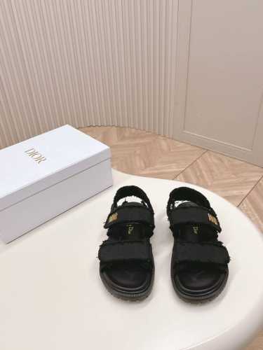 p310 dior经典款凉鞋 这款混种羊皮 Dioract 凉鞋款式时尚。搭配贴合脚型的内底，采用格外轻盈、舒适的皮革制作。鞋面饰带采用魔术贴开合，搭配金色饰面