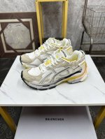 情侣款 BALENCIAGA 7.5代 巴黎世家-Runner七代半7.5代 是通过溢胶、做旧、缝线等细节，展示了设计师 Demna 的运动鞋风格，用一双 旧鞋
