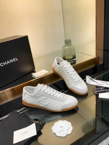 工厂价： Chanel 香奈儿 一眼心动的运动鞋！Chanel新款24B德训鞋风很大的德训鞋.谁能拒绝 百搭.实穿.还绝对有风格！这一季的新款更有设计感.拼接撞