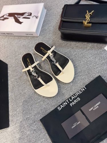 Sa*Nt Laurent 圣*兰y*L小五金扣柜柜最新夹脚凉皮拖鞋。独家高端定制，顶级品质。延续家族经典五金扣设计，简约大气，平底1Cm平底让mm轻松驾驭，特