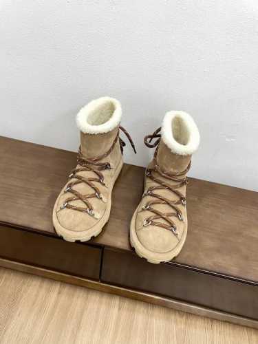 顶级版本代购级别独家首发miumiu 秋冬新款毛毛靴绑带雪地靴 来自miu Miu系列的细节特写 新季的潮流要素 与此刻挚爱的概念，多元对撞，传达现代风格~ 怎