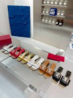 华伦天奴2024早春新款，牛皮面料，绵羊内里，码数：35-43码，出厂价 真皮底加30