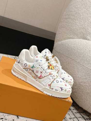 饰品+40 #顶级版本 情侣款LV 路易威登L家 Trainer 25 新款 情侣款 休闲 运动鞋 滑板鞋 LV Trainer 运动鞋的灵感源自复古篮球鞋，代