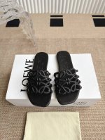 Loewe 罗意威 25Ss 春夏新品 拖鞋 疯狂种草简约设计感觉更干净优雅 让你念念不忘 颜色也很耐看漂亮，上脚瞬间气质十足气场，简直无敌帅气有型 鞋面采用牛