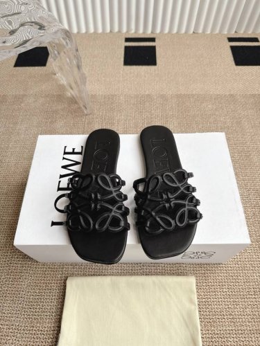 Loewe 罗意威 25Ss 春夏新品 拖鞋 疯狂种草简约设计感觉更干净优雅 让你念念不忘 颜色也很耐看漂亮，上脚瞬间气质十足气场，简直无敌帅气有型 鞋面采用牛