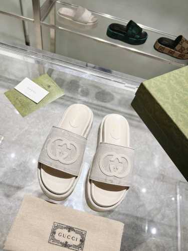 Pp2102024新系列古奇gucci高版本最新限量厚底拖鞋 。顶级品质发售 购入正品开发 . 材质.工艺与原版一致 鞋面：原版gg工艺 内里：混种羊皮 大底：