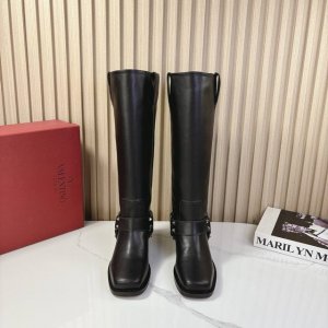 Valentin*O华伦*天奴24Vs秋冬专柜最新时装靴系列 方头粗跟长靴 华伦天奴女士钟爱简约又难以抗拒系，搭配展现与众不同的穿搭风格、自由混搭闪耀到位跟紧欧