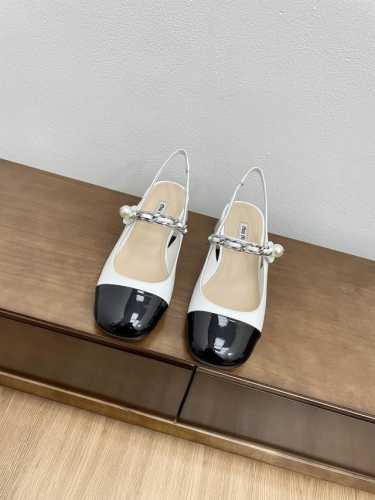 顶级版本代购级miu*Miu经典系列方头粗跟链条装饰玛丽珍单鞋 凉鞋 入必款，拼设接计、经典的白黑色，可爱又雅优特色的链条加白色珍珠配搭，独具风格时尚。可盐可甜