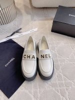 出厂价 Chane*新款厚底乐福鞋 这款也太经典太好看啦 字母logo装饰一点也不夸张 反而很有高级感 原版开模的五金扣太有质感啦 厚底设计上脚显得腿又细又长