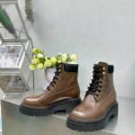 高品质出 新品普拉达2024秋冬走秀款靴子 太古汇原版购入爆拆复刻 鞋子上脚很轻便，走路舒适度都很赞 运用三角标设计风格值得拥有 鞋型韵味超赞，非常有特色的设计