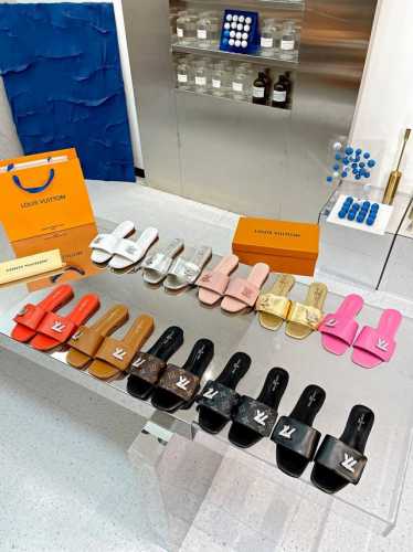 V家最新款，平底，各十个颜色，35一43出厂价＄ ，真皮大