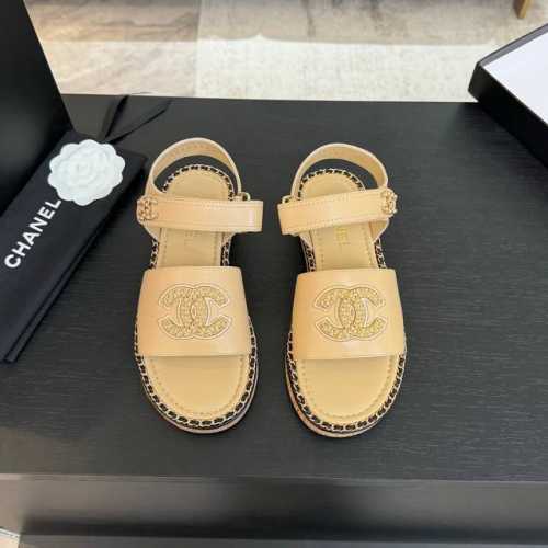 CHANE*｜小香25C春夏新品度假厚底链条双C凉鞋这一季度假凉拖系列真的超美！搭配链条双C五金装饰 简约百搭上脚超级美的 怎么看怎么好看 Go 材质： 鞋面采