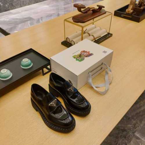 顶级包装配套最高版本 PRADA 普拉达秋冬新款经典型定形底粗跟圆头乐福鞋，新款楦型线条升级修改，官方最新线条，大底是新版成型大底更加柔软轻便，款式延续了普拉达