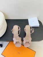 350 hermes爱马仕春夏最新Kelly扣时装鞋中跟滚边凉鞋经典的版型 搭配极具辨识度的马家五金扣 上脚超级百搭好看时髦 超多明星网红种草 春夏必备 随意舒