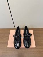 miu Miu 缪缪 25Ss 早春新款 玛丽珍芭蕾舞鞋 P340 缪家以芭蕾的灵动意韵融于日常. 以现代笔触刻画舞鞋经典轮廓！ 超软的摔纹漆皮质款芭蕾舞鞋.