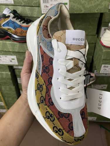 出厂： Gucci 古驰 经典休闲男女运动鞋 增高厚底老爹鞋 情侣款此款老爹鞋在今年仍然还是很受欢迎。对于爱美的人来说，鞋柜里不仅应该有一双白色的鞋子，还应该配