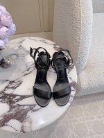出厂价 Christian Loubouti* 新款红底高跟凉鞋 花朵鞋跟设计非常有特点 流畅的曲线勾勒曼妙风情 尽显性感风姿 万年经典款 鞋面牛皮 真丝 内里