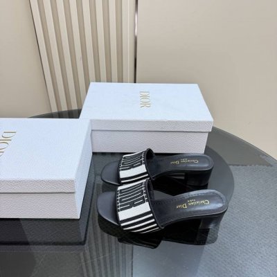 平底 高跟 Miss Dior 迪奥经典巴黎走秀款新品一字拖鞋系列这款Miss单鞋系列巴黎走秀爆款，优雅时尚。采用漆皮皮革精心制作，款式简约，鞋面饰以金色饰面金