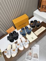 lv面包拖齐色男女同款 情侣码 路易威登面包拖 又一爆款 最新 强调 100%真羽绒填充 lv一出即巅峰的超爆款的老花拖鞋面包的脚感 软绵绵的超舒服 火爆小红书
