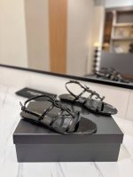 工厂直销 Saint Laurent 圣罗兰 YSL爆款高跟凉鞋。金属Logo凉鞋顶级品质，鞋面进口牛漆皮 牛皮，垫脚羊皮，意大利真皮大底。平底，size 35