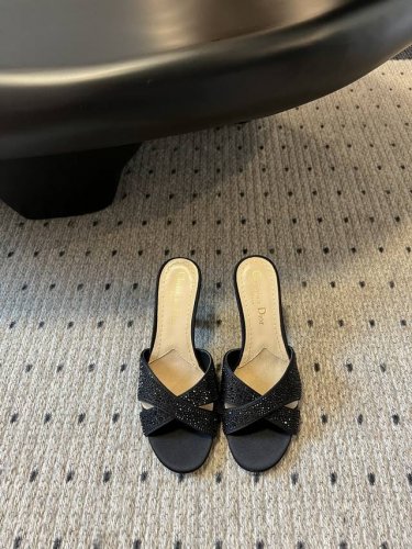 顶级版本 Dior 迪奥25 新品珍珠跟交叉高跟拖鞋Dior 迪奥 2025春夏走秀新款Tribales系列女鞋 CD明星同款时尚尖头珍珠字母logo五金扣高跟