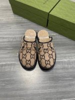 男女同款 Gucci金典男士马衔扣 Gg 拖鞋 与图案的历史渊源相呼应，Gg 图案采用了特材混合，用于 Gucci Love Parade。十年又一年地出现在每