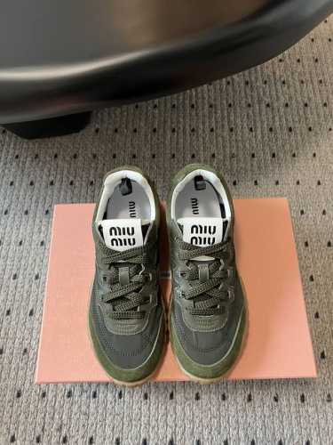 出厂价 MiuMi* 缪缪 25ss 春夏新款 饼干鞋 阿甘鞋休闲运动鞋miumiu最新爆款 前卫大胆的设计，Miu Miu风格融于此款厚底帆布运动鞋的简约线条
