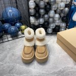 出厂 Ugg。 最高版本官网同款雪地靴：超显瘦显腿长。款式百搭时尚： 面料： 皮毛一体 内里和垫脚：澳洲进口纯百分之百的全真羊毛 大底：原版开模橡胶底.超级防滑