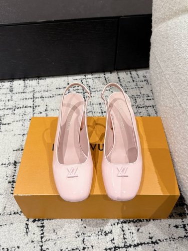 Louis Vuitton 25 Swing最新 粗跟玛丽珍涼鞋 简约精致，高级感满满，尽显优雅气质～ 上脚超好看，拉满了夏日美鞋绝绝子啊 鞋面：进口牛皮 漆皮