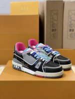 顶级版本 上线男款39-44 45.46 款号MS0221Virgil Abloh 向篮球鞋设计汲取灵感，推出标志性 LV Trainer 运动鞋，官网最新修改