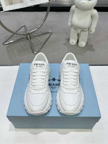 PRADA 普拉达新品，实力来袭！众多网红同款，时髦百搭nice单品，意大利专柜代购原版鞋开发，1比1照足原味复刻。今年的主题就是不被定义 通过简单简洁体现质感