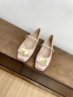 顶级版本代购级ferragamo24春夏芭蕾舞鞋 菲拉格慕vara芭蕾舞，打破了她原有优雅的气质，展现出更多不一样的风格，展现出烂漫又随性的意式风情，脚感轻盈软
