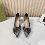 Gucci 24S秀场尖头高跟凉鞋 这双我称之为“氛围感之神” 柔颯利落的小尖头自带高级 扣带都是可以自由调节 细嫩的牛漆皮搭配金扣让你气质翻倍！ 鞋面：进口小