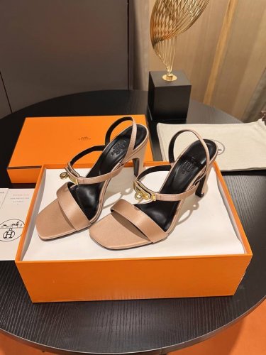 冲量价: 将经典延续 Hermes 爱马仕经典h高跟凉鞋系列 时尚经典又百搭 超级舒服 历时半年拆卸原版开发 匠心精神 每个细节都做到极致 设计简约流畅 打造时