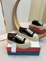 出厂价： 高品质 赵露思同款大头鞋升级版意大利最新版来咯！！！ Marni 大头鞋不可错过的一款经典好鞋 各大明星网红都爱穿的款， 可爱又时髦，上脚超显腿细，外