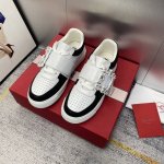 出厂价 顶级品质 新款上架 * 2024春夏新款女鞋viv Golf钻扣皮革运动鞋小白鞋 梦中情鞋rv钻扣小白鞋！轻运动风潮来袭，简便运动鞋以鞋底花型图案令人眼