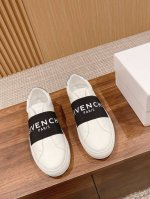 经典款#偏大 男+10 GIVENCHY 纪梵希经典小白鞋 说之为小鞋白中的始祖不为过。 小白鞋中的绝对款式都已淘经汰，但GVC凭借不过时的介简经典设计。赢得广