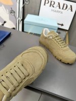 上新了 情侣款 Prada 普拉达2024Ss 秋冬新款德训鞋 休闲鞋官网1.1复制 这款牛筋底上脚非常舒适，今年非常火爆， 面料：鞋面进口麂皮 羊皮内里 原版
